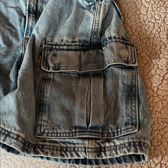 Levi's Denim Cargo Jean Shorts - Picture 7 of 11